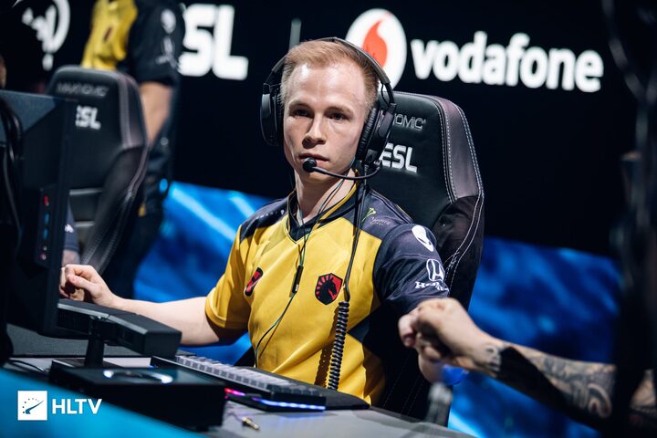 EliGE and his dream team