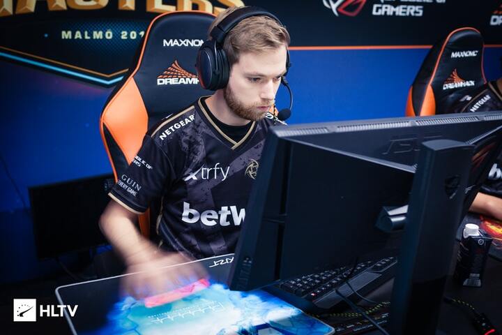 "Xizt" retires from the competition
